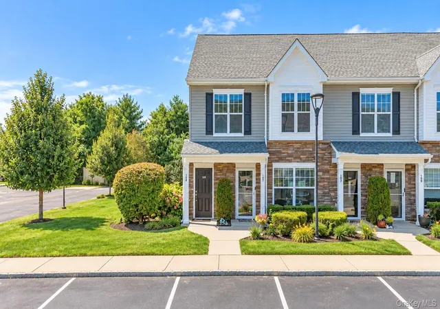 Condo for sale at 106 Weatherby Ln, Islip, NY 11722 | MLS# 1047786