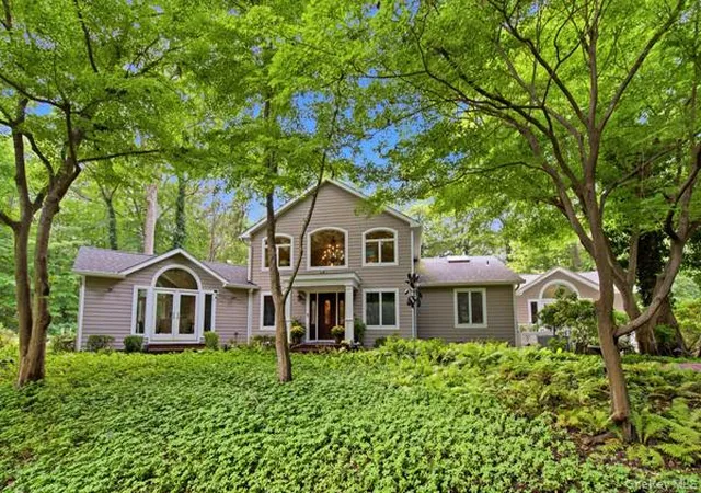 Photo 1 of Single family home for sale at 29 Farm Rd, Smithtown, NY 11780 | MLS# 1047851 | Listing updated on 2026-10-07