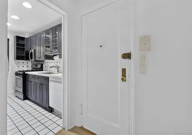 Listing Photo 5 - Condo for sale in building located at 6 Manchester Rd, Eastchester, NY 10709 - Unit #2L