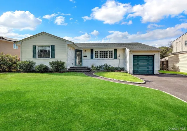 Photo 1 of Single family home for sale at 3 Daniel Dr, Oyster Bay, NY 11735 | MLS# 1047910 | Listing updated on 2026-10-07