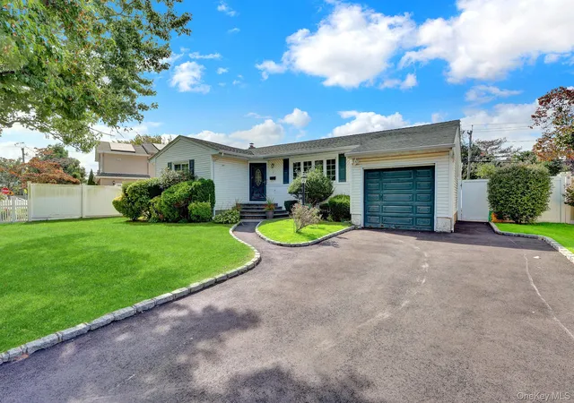 Photo 2 of Single family home for sale at 3 Daniel Dr, Oyster Bay, NY 11735 | MLS# 1047910 | Listing updated on 2026-10-07
