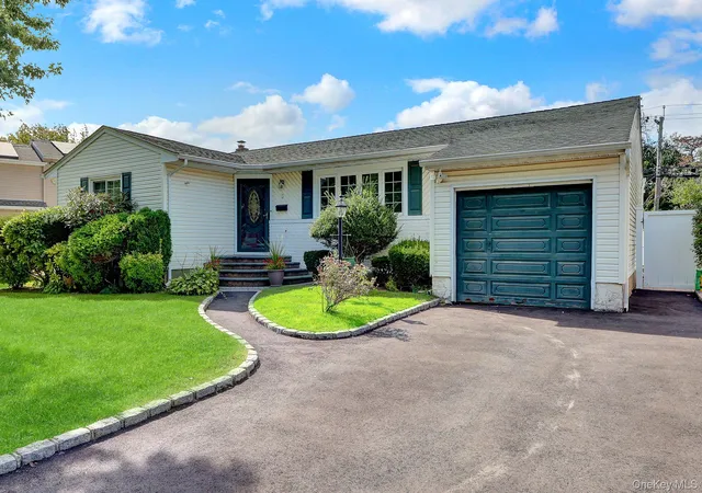 Photo 3 of Single family home for sale at 3 Daniel Dr, Oyster Bay, NY 11735 | MLS# 1047910 | Listing updated on 2026-10-07