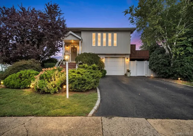 Photo 1 of Sale Pending at 285 N Oak St, Oyster Bay, NY 11758 | MLS# 1047976 | Listing updated on 2026-10-03