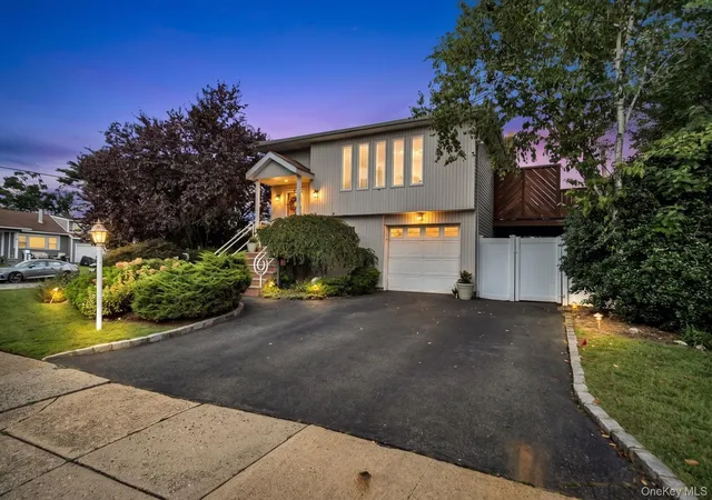 Photo 2 of Sale Pending at 285 N Oak St, Oyster Bay, NY 11758 | MLS# 1047976 | Listing updated on 2026-10-03