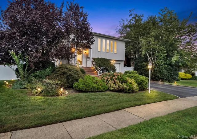 Photo 3 of Sale Pending at 285 N Oak St, Oyster Bay, NY 11758 | MLS# 1047976 | Listing updated on 2026-10-03