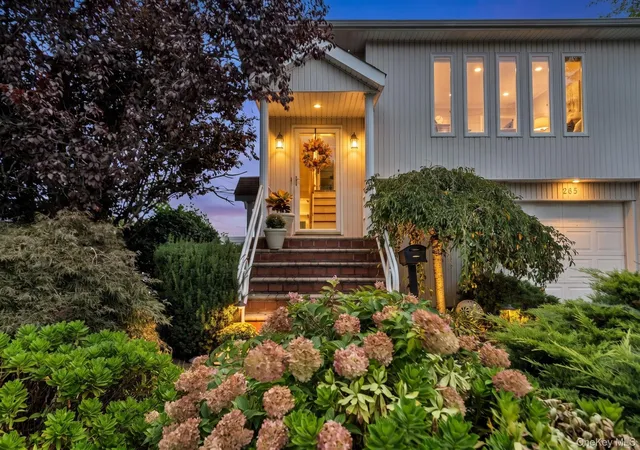 Photo 3 of Sale Pending at 285 N Oak St, Oyster Bay, NY 11758 | MLS# 1047976 | Listing updated on 2026-10-03