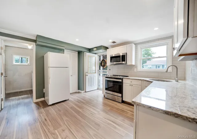 Photo 4 of Sale Pending at 285 N Oak St, Oyster Bay, NY 11758 | MLS# 1047976 | Listing updated on 2026-10-03