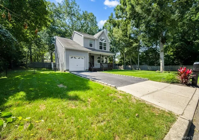 Photo 2 of Single family home for sale at 10 Iowa St, Brookhaven, NY 11727 | MLS# 1047980 | Listing updated on 2026-09-14