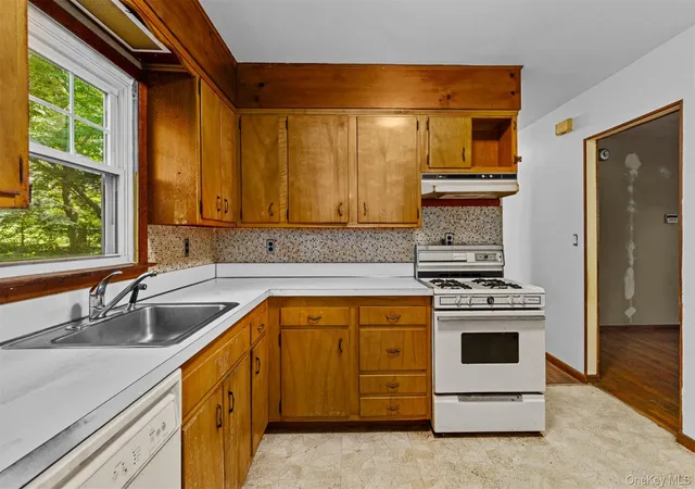 Photo 4 of Sale Pending at 11 Woodycrest Dr, Huntington, NY 11768 | MLS# 1048005 | Listing updated on 2026-09-22