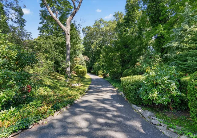 Photo 4 of Sale Pending at 10 Holden Ln, Oyster Bay, NY 11709 | MLS# 1048006 | Listing updated on 2026-10-12