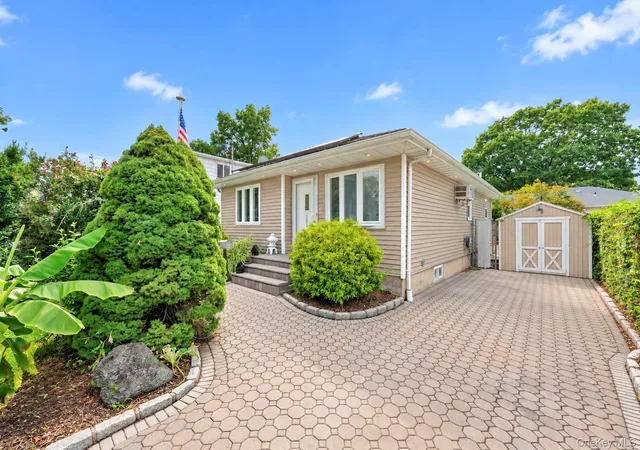 Photo 2 of Single family home for sale at 325 Beachview St, Babylon, NY 11726 | MLS# 1048025 | Listing updated on 2026-09-20