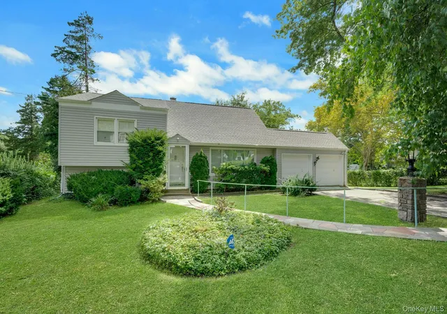 Photo 2 of Single family home for sale at 22 Somerset Dr, Yonkers, NY 10710 | MLS# 1048033 | Listing updated on 2026-10-07