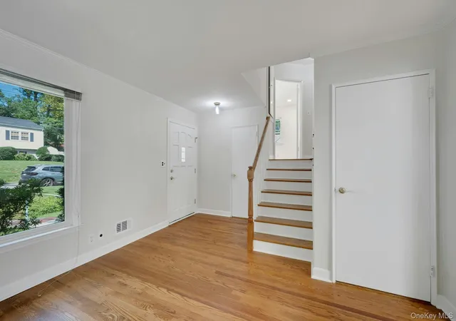 Photo 4 of Single family home for sale at 22 Somerset Dr, Yonkers, NY 10710 | MLS# 1048033 | Listing updated on 2026-10-07