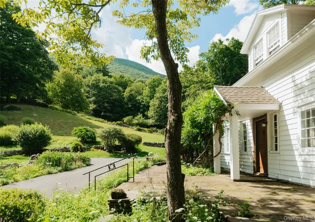 Photo 4 of Single family home for sale at 190 Lewis Holw Rd, Woodstock, NY 12498 | MLS# 1048053 | Listing updated on 2026-09-16
