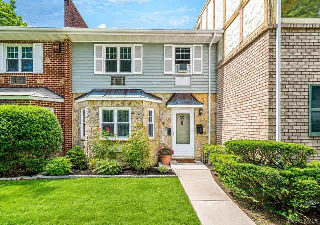 Condo for sale at 11 Glen Holw Dr #D7, Brookhaven, NY 11742 | MLS# 1048070