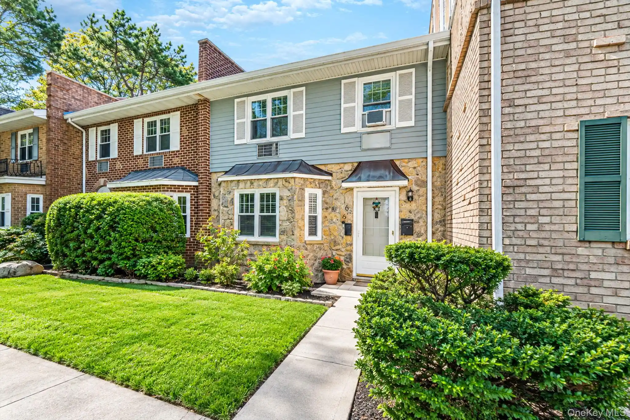 Listing Photo 2 - Condo for sale in 11 Gln Holw Dr located at 11 Gln Holw Dr, Brookhaven, NY 11719 - Unit #D7