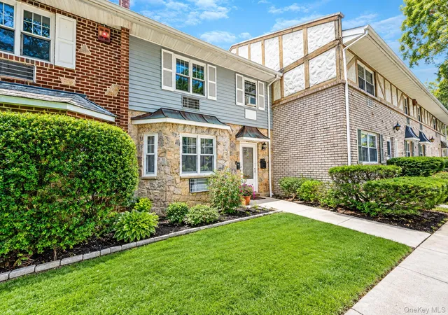 Photo 2 of House for sale at 11 Glen Holw Dr #D7, Brookhaven, NY 11742 | MLS# 1048070 | Listing updated on 2026-09-27