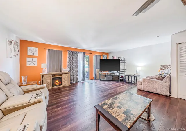 Photo 3 of House for sale at 11 Glen Holw Dr #D7, Brookhaven, NY 11742 | MLS# 1048070 | Listing updated on 2026-09-27