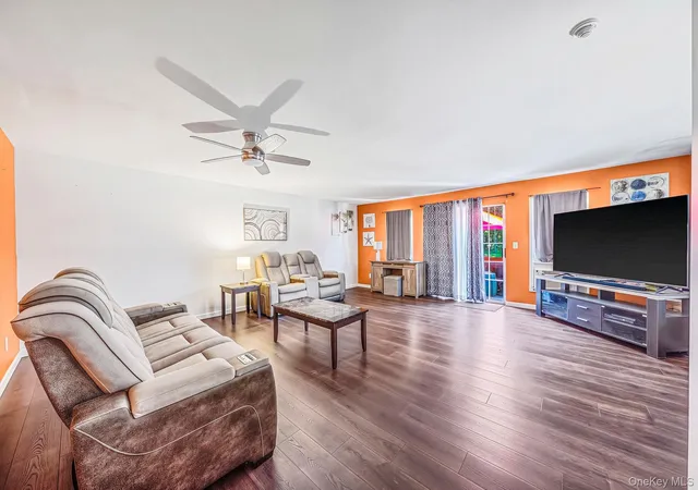 Photo 4 of House for sale at 11 Glen Holw Dr #D7, Brookhaven, NY 11742 | MLS# 1048070 | Listing updated on 2026-09-27