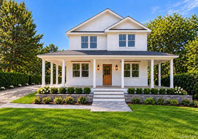 Photo 1 of Single family home for sale at 17 Club Ln, Southampton, NY 11960 | MLS# 1048165 | Listing updated on 2026-10-09