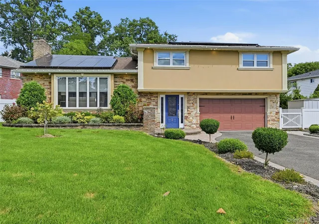 Photo 1 of Single family home for sale at 2 Peppermill Rd, North Hempstead, NY 11576 | MLS# 1048209 | Listing updated on 2026-09-17