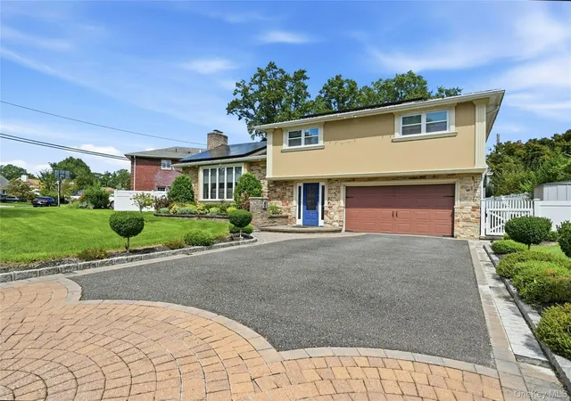 Photo 2 of Single family home for sale at 2 Peppermill Rd, North Hempstead, NY 11576 | MLS# 1048209 | Listing updated on 2026-09-17