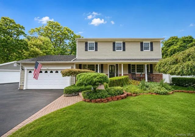 Photo 2 of Single family home for sale at 124 Bayview Dr, Islip, NY 11769 | MLS# 1048277 | Listing updated on 2026-10-05