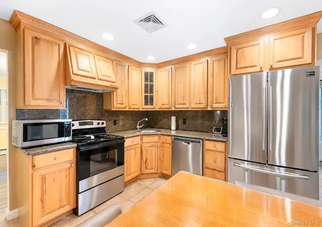 Photo 3 of Single family home for sale at 124 Bayview Dr, Islip, NY 11769 | MLS# 1048277 | Listing updated on 2026-10-05