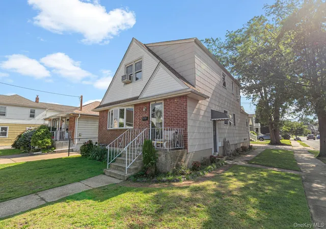 Photo 2 of Single family home for sale at 19 Acorn Pl, Hempstead, NY 11563 | MLS# 1048279 | Listing updated on 2026-10-03