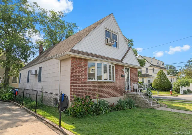 Photo 3 of Single family home for sale at 19 Acorn Pl, Hempstead, NY 11563 | MLS# 1048279 | Listing updated on 2026-10-03