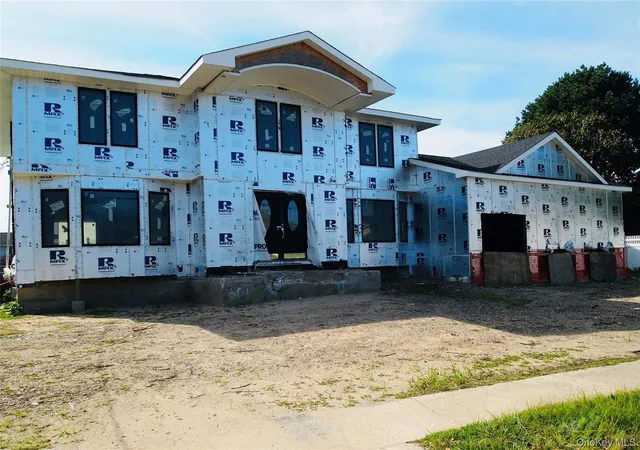 Photo 1 of Sale Pending at 2 Skylark Rd, Oyster Bay, NY 11762 | MLS# 1048285 | Listing updated on 2026-10-03