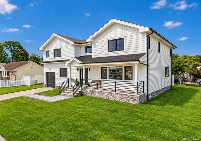 Photo 1 of Single family home for sale at 2 Lee Pl, Oyster Bay, NY 11804 | MLS# 1048286 | Listing updated on 2026-10-08