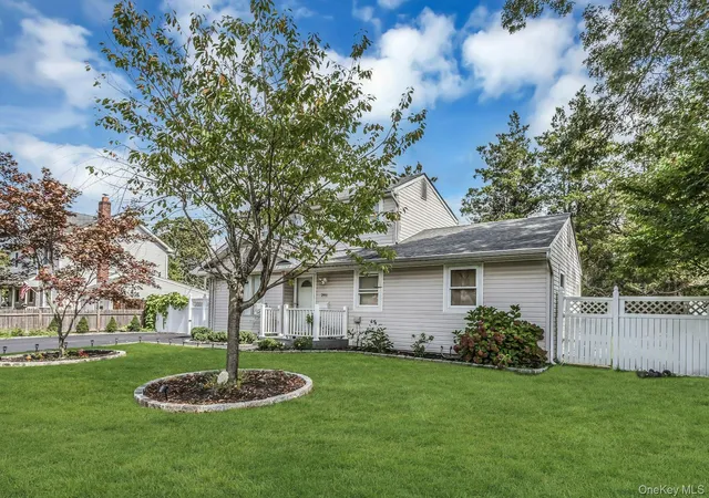 Photo 3 of Single family home for sale at 2911 Eagle Ave, Brookhaven, NY 11763 | MLS# 1048297 | Listing updated on 2026-09-26