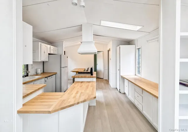 Photo 2 of Manufactured home for sale at 8 Hampshire Ln, Fallsburg, NY 12759 | MLS# 1048345 | Listing updated on 2026-10-05