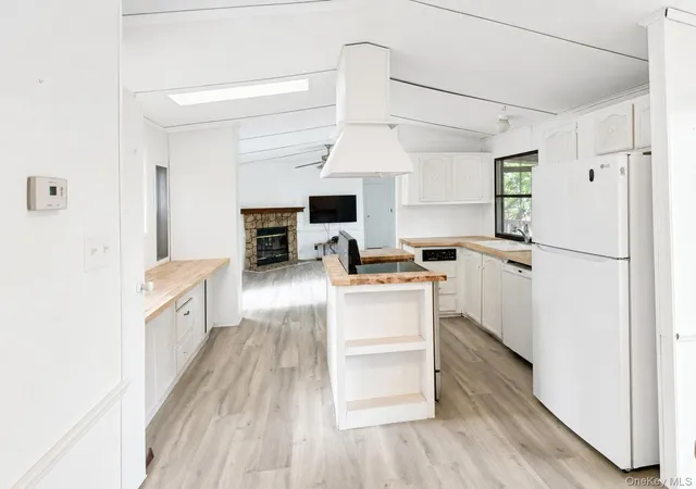Photo 3 of Manufactured home for sale at 8 Hampshire Ln, Fallsburg, NY 12759 | MLS# 1048345 | Listing updated on 2026-10-05