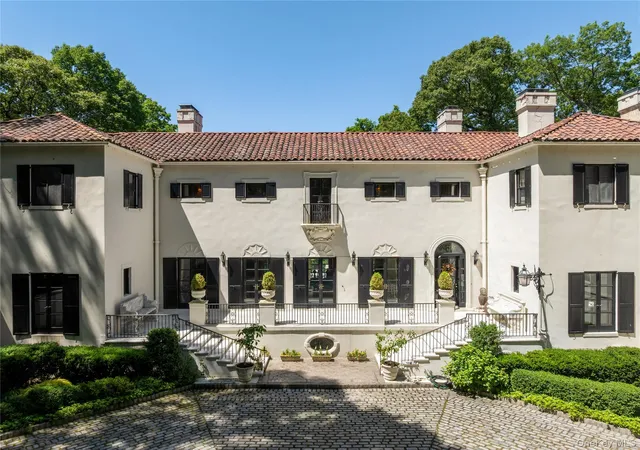 Photo 3 of Single family home for sale at 100 Horseshoe Rd, Oyster Bay, NY 11765 | MLS# 1048378 | Listing updated on 2026-09-13