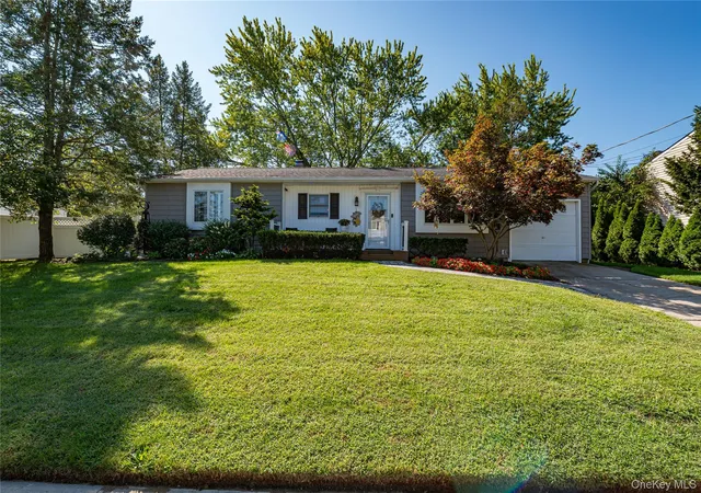 Photo 3 of Sale Pending at 10 Stonehurst Cir S, Brookhaven, NY 11720 | MLS# 1048451 | Listing updated on 2026-09-29