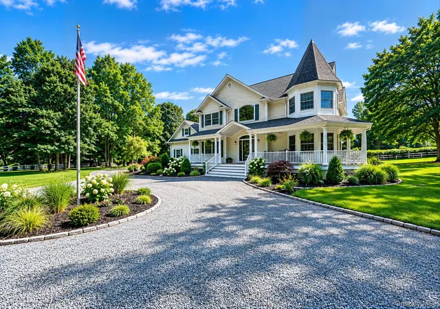 Photo 1 of Single family home for sale at 4 Holly Ln, Smithtown, NY 11780 | MLS# 1048497 | Listing updated on 2026-09-27