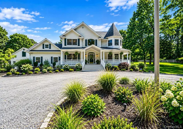 Photo 2 of Single family home for sale at 4 Holly Ln, Smithtown, NY 11780 | MLS# 1048497 | Listing updated on 2026-09-27