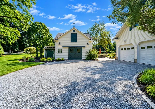 Photo 3 of Single family home for sale at 4 Holly Ln, Smithtown, NY 11780 | MLS# 1048497 | Listing updated on 2026-09-27