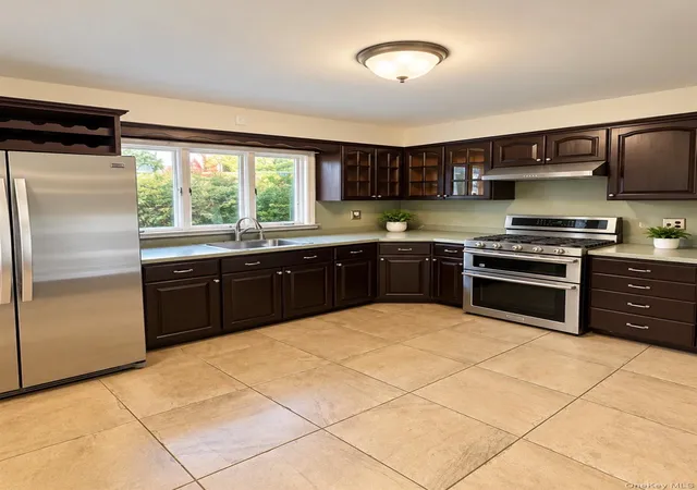 Photo 4 of Single family home for sale at 138 Edgecliff Ter, Yonkers, NY 10705 | MLS# 1048534 | Listing updated on 2026-10-13