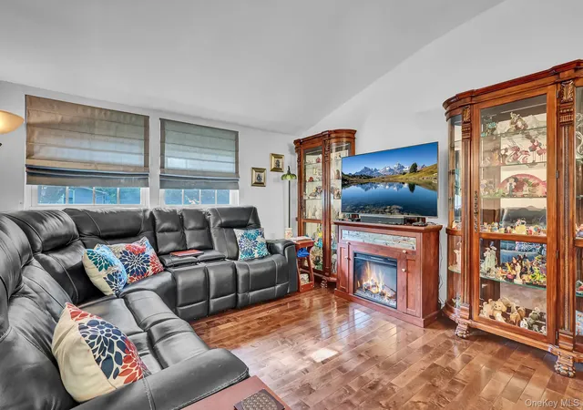 Photo 4 of Single family home for sale at 1 Cottontail Ln, Brookhaven, NY 11733 | MLS# 1048542 | Listing updated on 2026-09-19