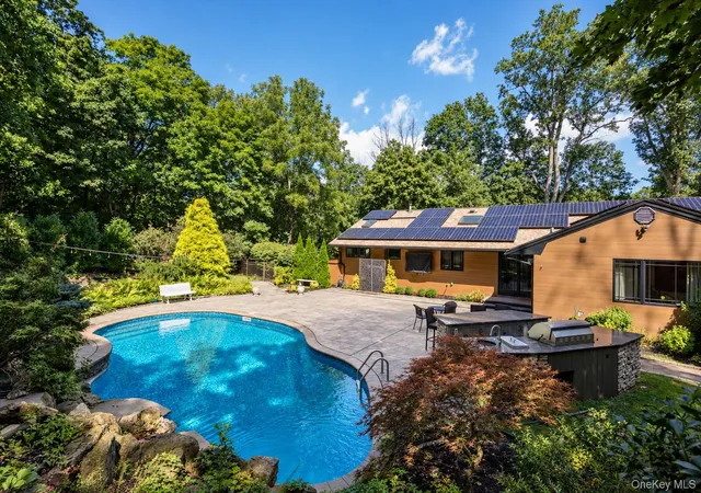 Photo 3 of Single family home for sale at 6 Tanyard Ln, Huntington, NY 11743 | MLS# 1048552 | Listing updated on 2026-09-21