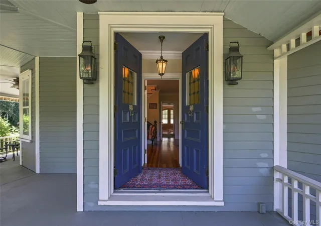 Photo 3 of Sale Pending at 534 Main St, Huntington, NY 11768 | MLS# 1048573 | Listing updated on 2026-10-05