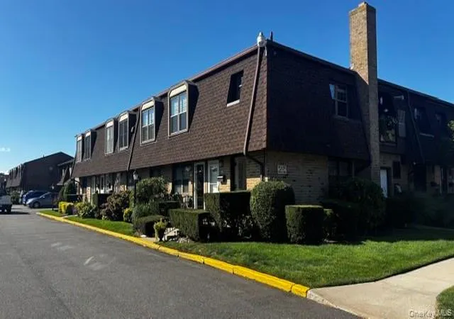 Photo 1 of Condo for sale at 331 Mariners Way, Babylon, NY 11726 | MLS# 1048637 | Listing updated on 2026-09-23