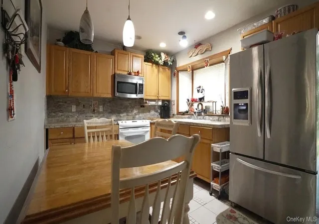 Photo 3 of Single family home for sale at 254 Auborn Ave, Brookhaven, NY 11967 | MLS# 1048640 | Listing updated on 2026-09-17