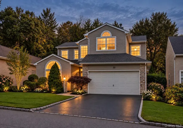 Photo 2 of Single family home for sale at 32 Hamlet Dr, Islip, NY 11788 | MLS# 1048645 | Listing updated on 2026-10-08