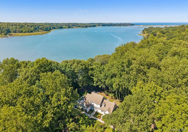 Photo 2 of Sale Pending at 31 Thompson Ln, Smithtown, NY 11780 | MLS# 1048653 | Listing updated on 2026-09-21
