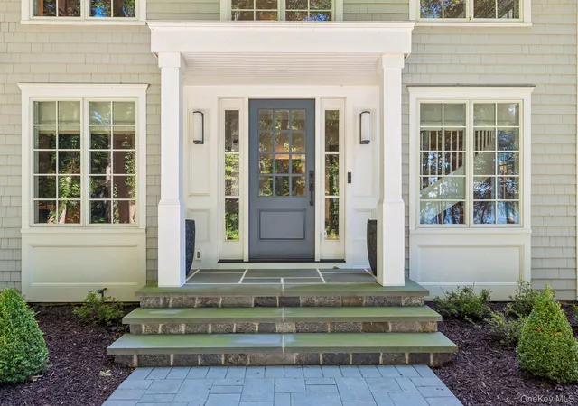 Photo 3 of Sale Pending at 31 Thompson Ln, Smithtown, NY 11780 | MLS# 1048653 | Listing updated on 2026-09-21