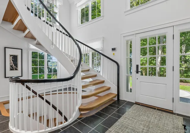 Photo 4 of Sale Pending at 31 Thompson Ln, Smithtown, NY 11780 | MLS# 1048653 | Listing updated on 2026-09-21